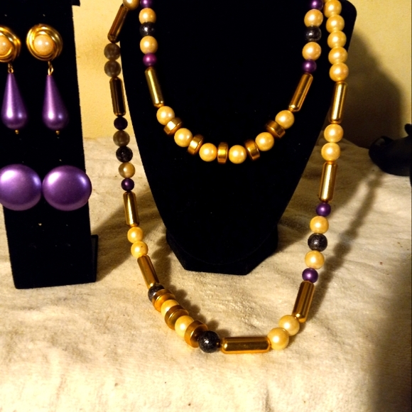 Used,not new 4pc Jewerly Set. Simulated pearl 2 lengths necklaces with 2 earring - Picture 1 of 3